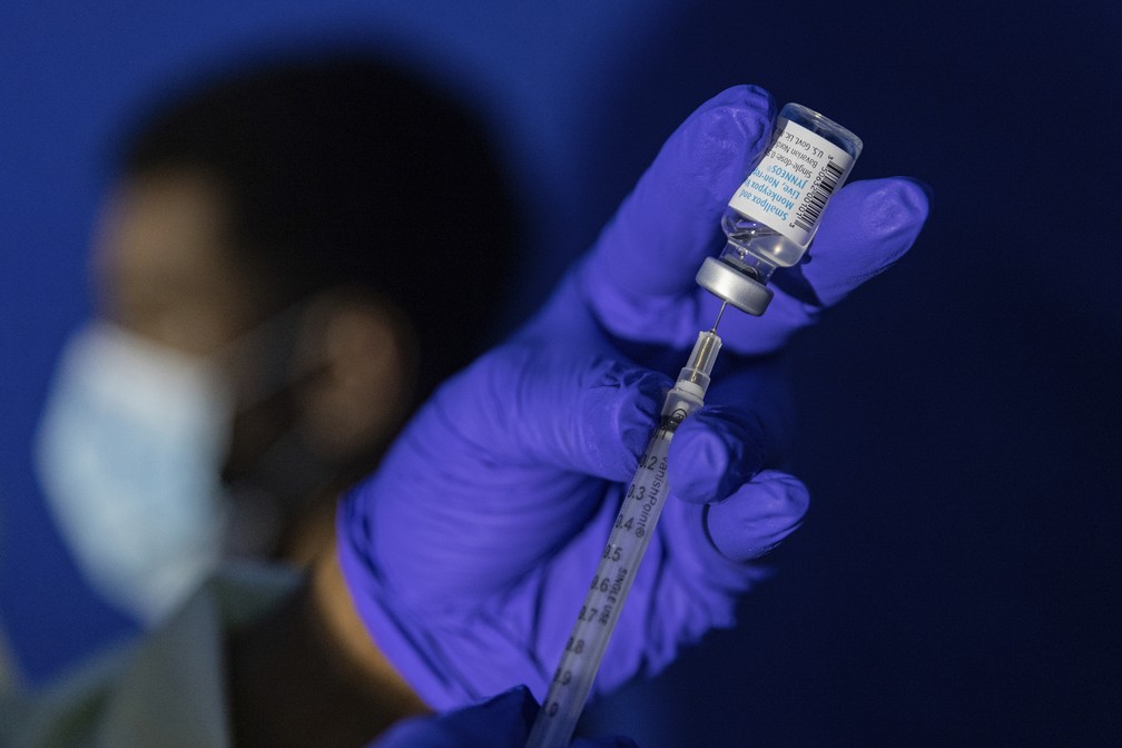 Profissional de saúde prepara dose da vacina contra a varíola dos macacos (monkeypox). — Foto: AP Photo/Jeenah Moon, File