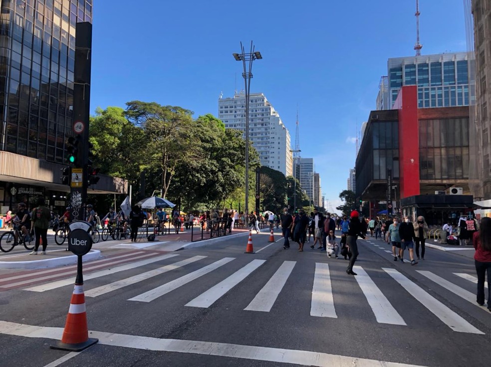 Movimentação da Avenida Paulista na manhã deste domingo, 18 de julho, após reabertura aos pedestres — Foto: Cinthia Toledo/TV Globo