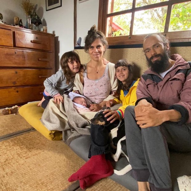 Mariana Maffeis com o marido, Badarik González, e os filhos Joana, Maria e Varuna (Foto: Reprodução/Instagram)