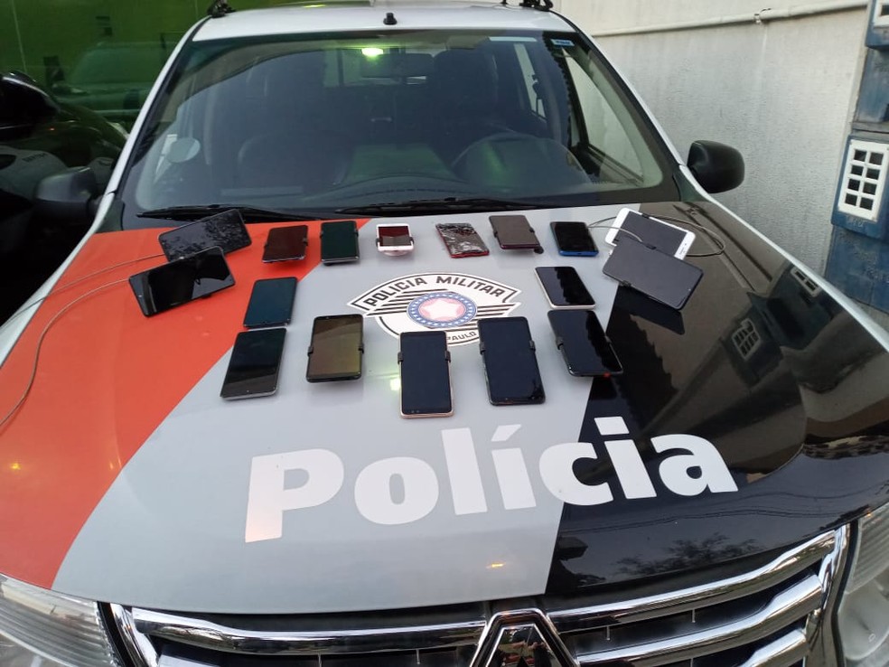 Trio &eacute; preso ap&oacute;s arrombar loja e furtar celulares em Salto de Pirapora &mdash; Foto: Divulga&ccedil;&atilde;o/Pol&iacute;cia Militar
