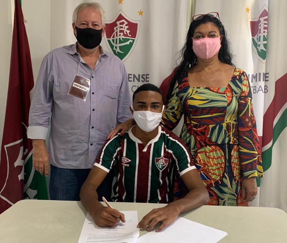 Kayky Almeida assinou seu primeiro contrato profissional com o Fluminense — Foto: Divulgação