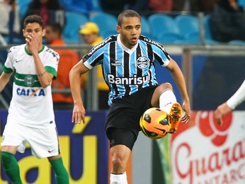 Volante Adriano tem rescisão com o Grêmio publicada no BID da CBF