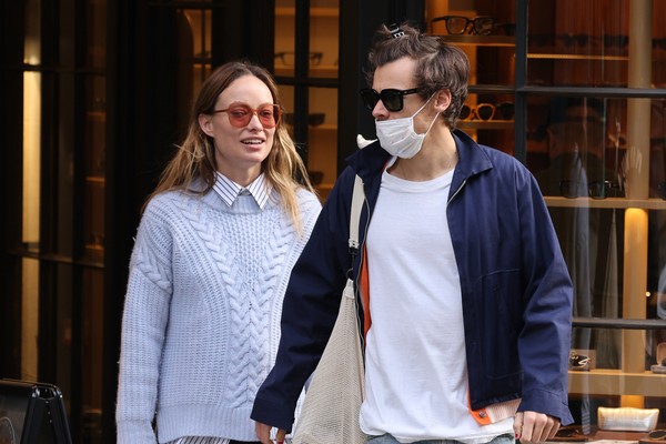 Olivia Wilde e Harry Styles, com máscara higiênica abaixo do nariz, em passeio pelas ruas de Londres (Foto: Getty Images)