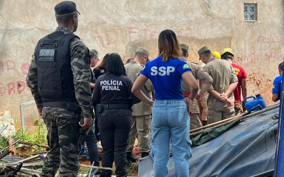 Agentes da Polícia Penal, Secretaria de Segurança Pública, Bombeiros e Polícia Civil na busca pelo corpo — Foto: Divulgação/DGAP