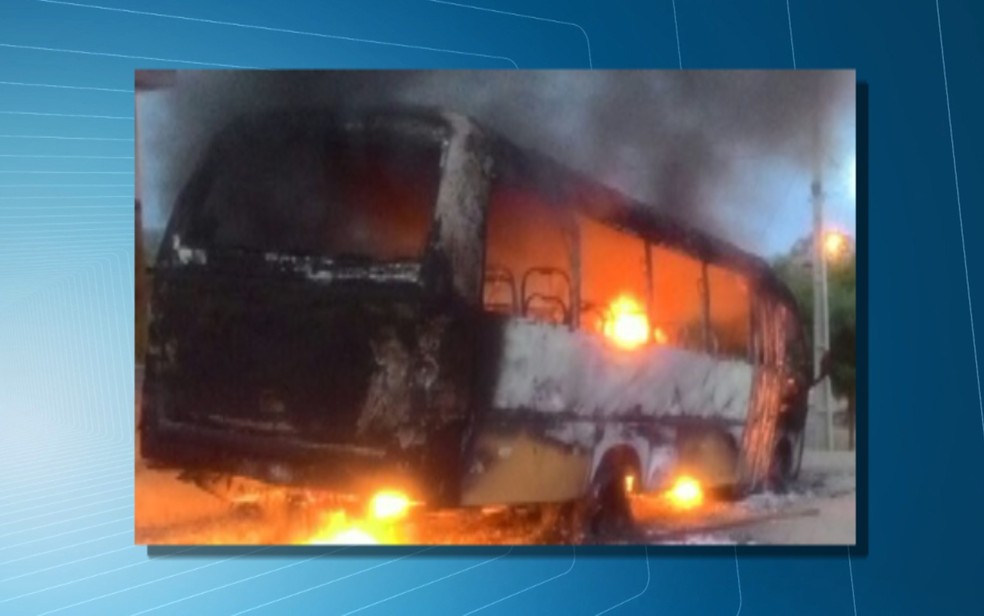 Incêndio destruiu ônibus escolar na zona rural de Tavares, na Paraíba (Foto: Reprodução/TV Paraíba)