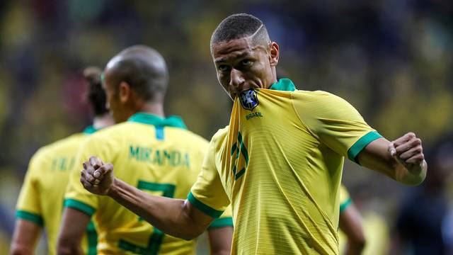 Richarlison comemora o primeiro gol do Brasil contra o Catar
