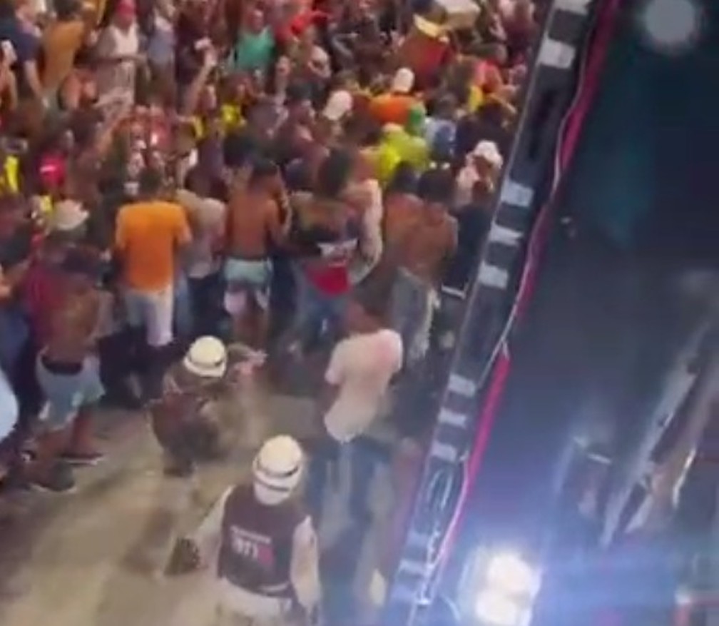 Foliões trocam socos e chutes durante Pipoco de Léo Santana, festa do pré-carnaval em Salvador — Foto: Redes sociais