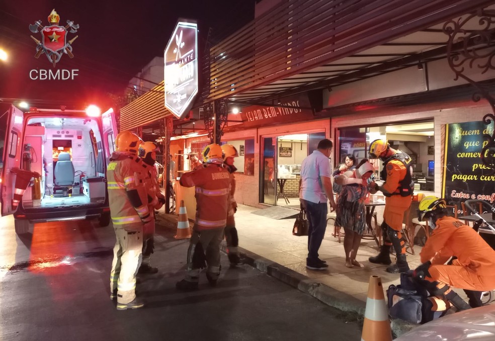 Bombeiros em restaurante no Guará, no DF, após explosão por uso de álcool — Foto: Corpo de Bombeiro do DF/Divulgação