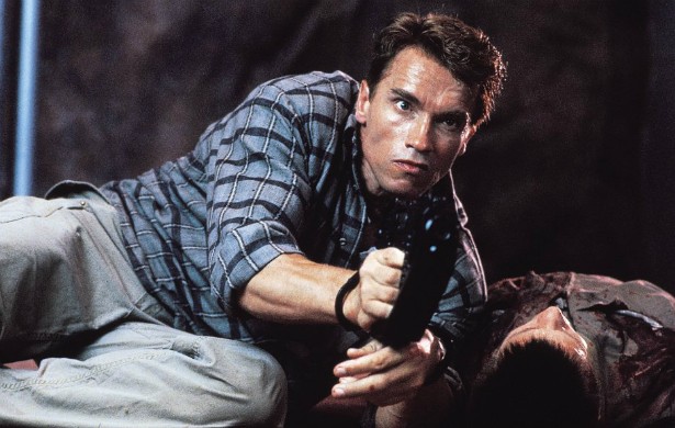 Arnold Schwarzenegger não precisa de dublê. O ex-fisiculturista nascido na Áustria e hoje com 67 anos de idade faz cenas arriscadas por conta própria. (Foto: Reprodução)