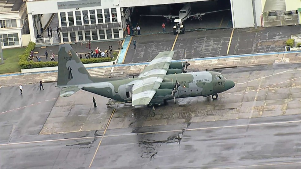 C-130 fez o transporte dos corpos do Aeroporto da Pampulha até Paulo Afonso (BA) — Foto: Reprodução/TV Globo