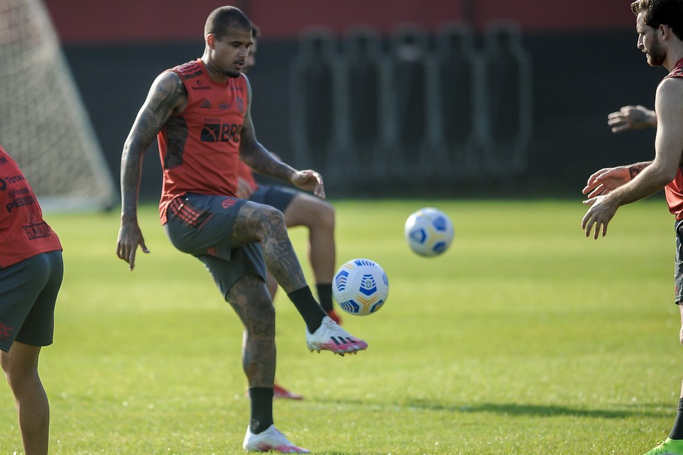 Kenedy durante treino do Flamengo no Ninho &mdash; Foto: Marcelo Cortes/Flamengo