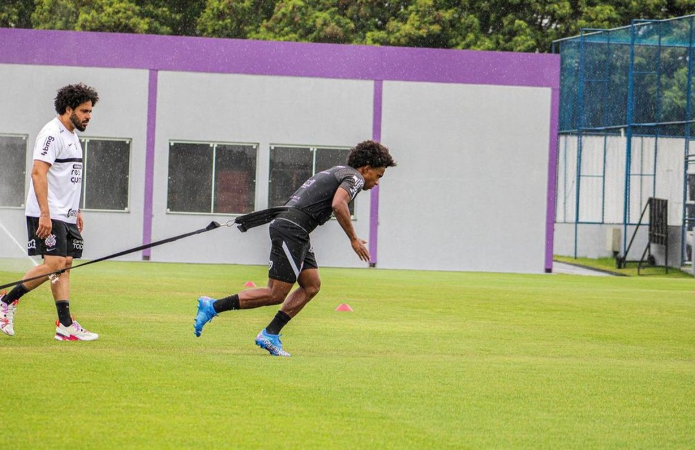 Willian em treino na quinta com o fisioterapeuta Caio Mello no Corinthians — Foto: Felipe Szpak /Agência Corinthians