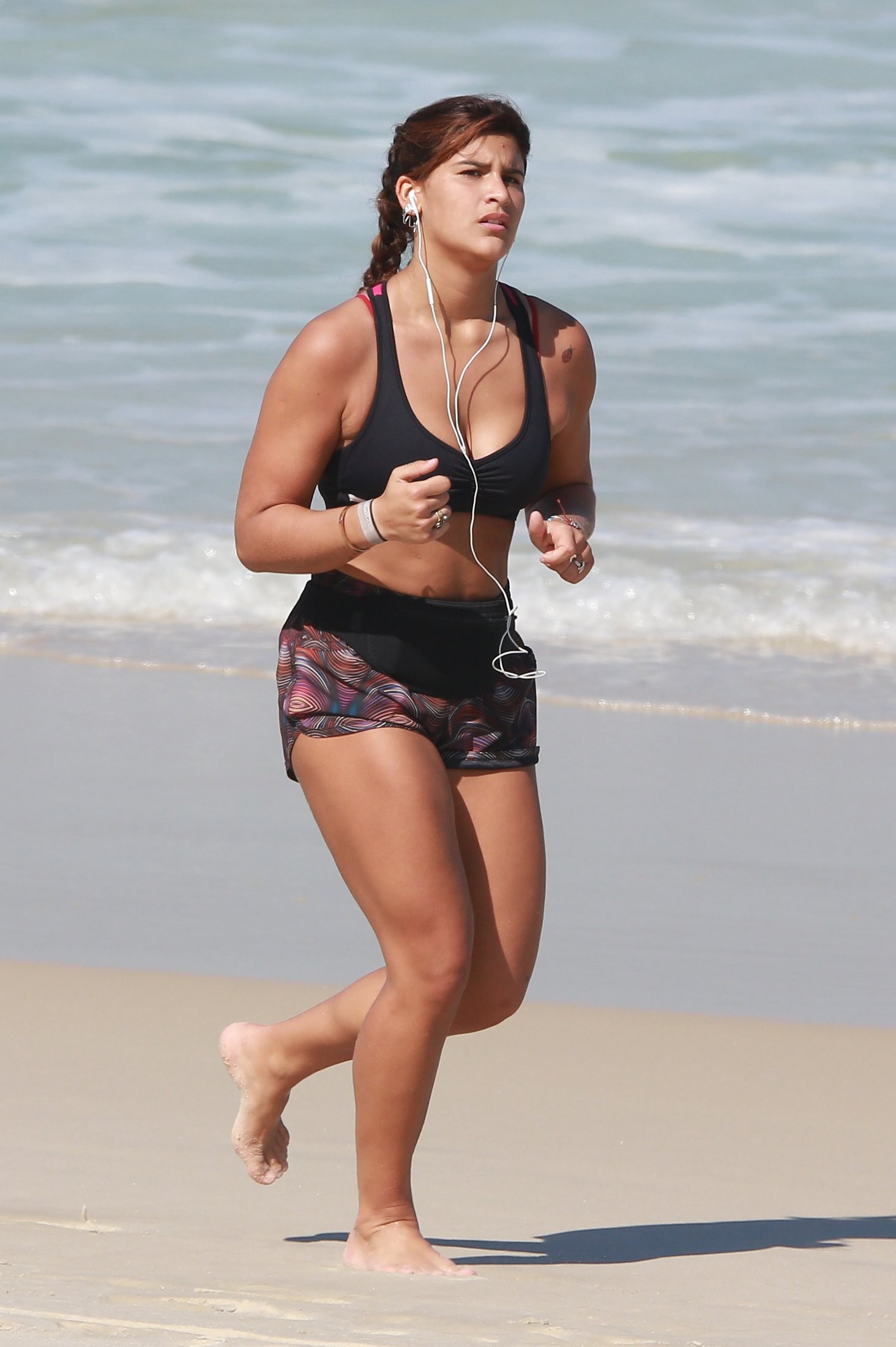 Giulia Costa se exercita em praia no Rio de Janeiro - Quem