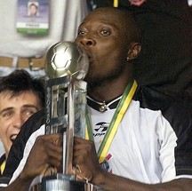Rincon beija a taça do mundial conquistado pelo Corinthians em 2000AFP
