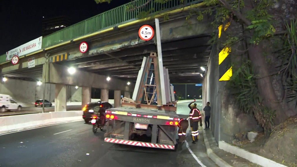 Carreta entala embaixo da Ponte Eus&eacute;bio Matoso no sentido Castello Branco &mdash; Foto: Reprodu&ccedil;&atilde;o TV Globo