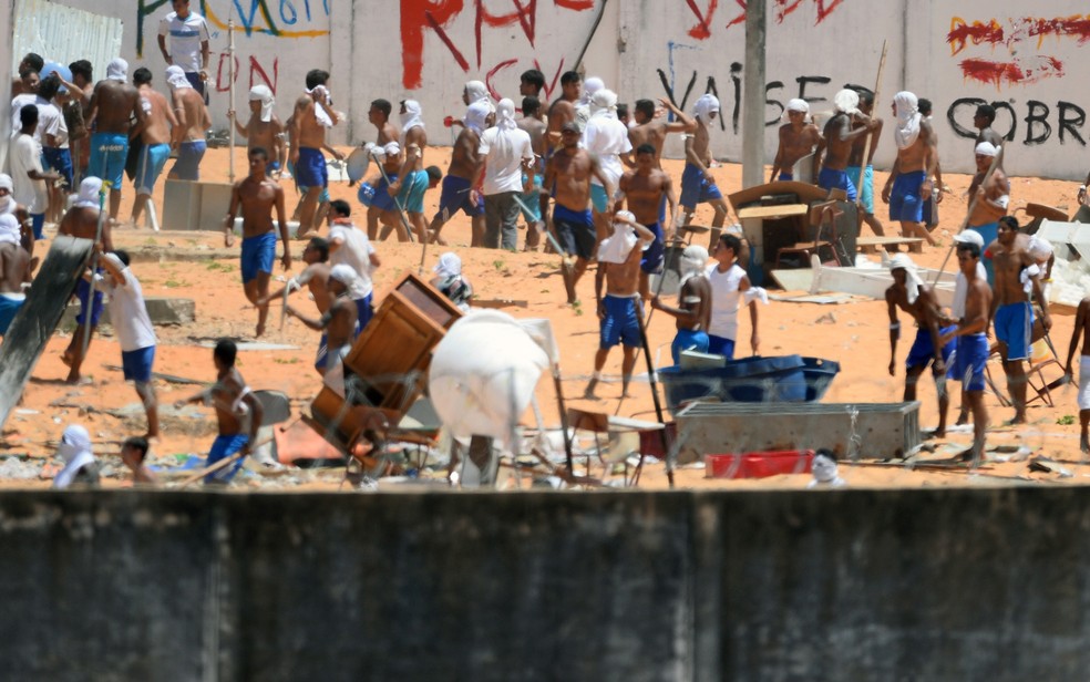 Presos de facções rivais entraram em confronto na Penitenciária de Alcaçuz em janeiro; 26 foram mortos (Foto: Andressa Anholete/AFP)