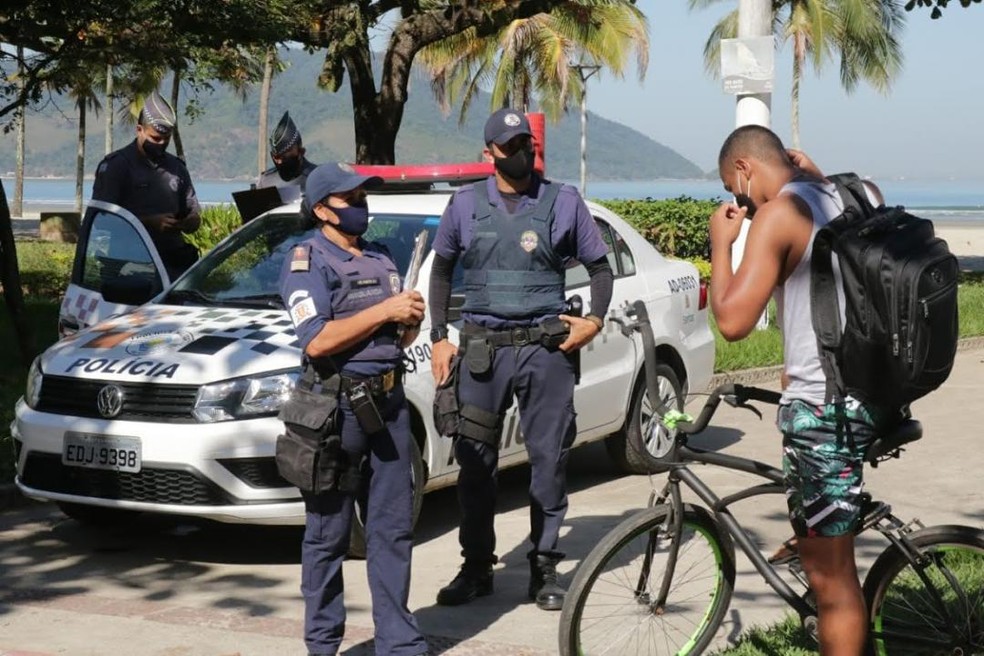 Guardas abordam moradores na orla da praia de Santos, SP &mdash; Foto: Divulga&ccedil;&atilde;o/ Prefeitura de Santos