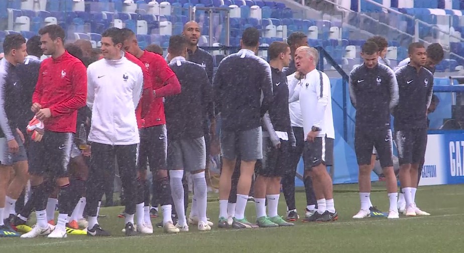Respeita o chefe! Ninguém da França pisa no campo antes de Deschamps; vídeo