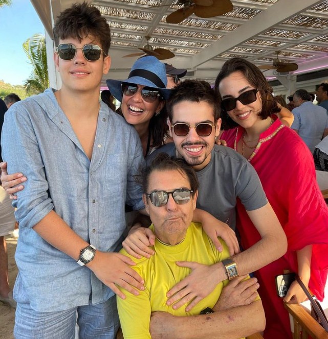 João Guilherme Silva tira foto com o pai, Faustão; a mãe, Luciana; e os irmãos — Foto: Reprodução/Instagram