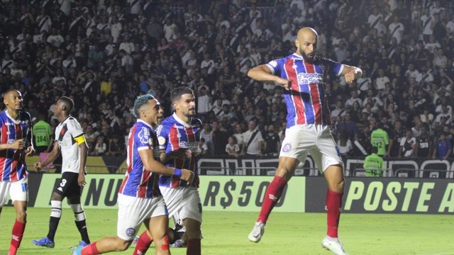 Thaciano, do Bahia, celebra gol marcado contra o Vasco
