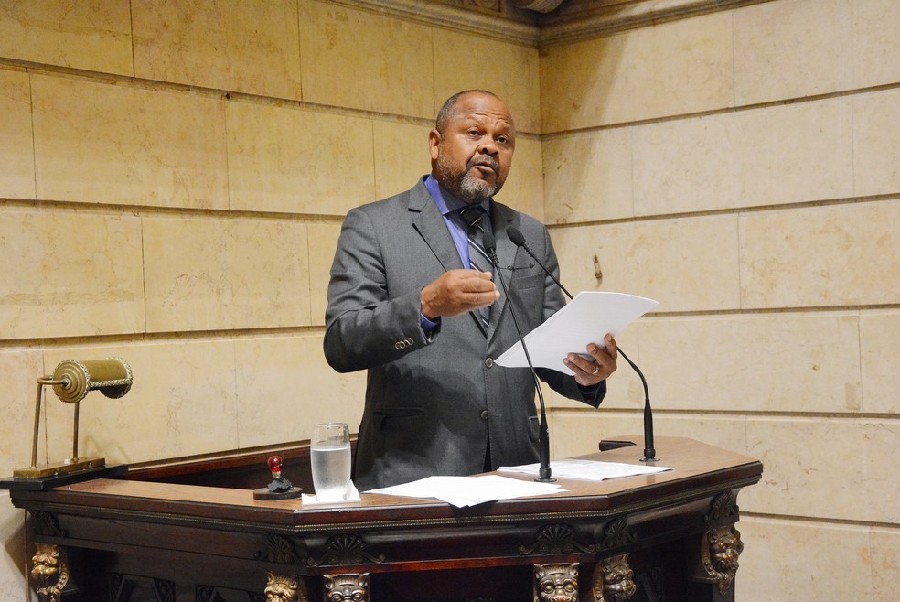 JoÃ£o Mendes de Jesus na tribuna da CÃ¢mara Municipal do Rio; ele deixou cargo de vereador para assumir secretÃ¡ria a convite do prefeito Marcelo Crivella. Ambos sÃ£o do PRB (Foto: Renan Olaz/DivulgaÃ§Ã£o/CÃ¢mara Municipal do Rio de Janeiro)
