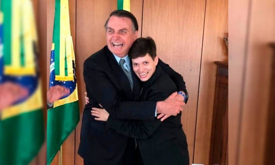 Karol Eller ao lado do ex-presidente Bolsonaro