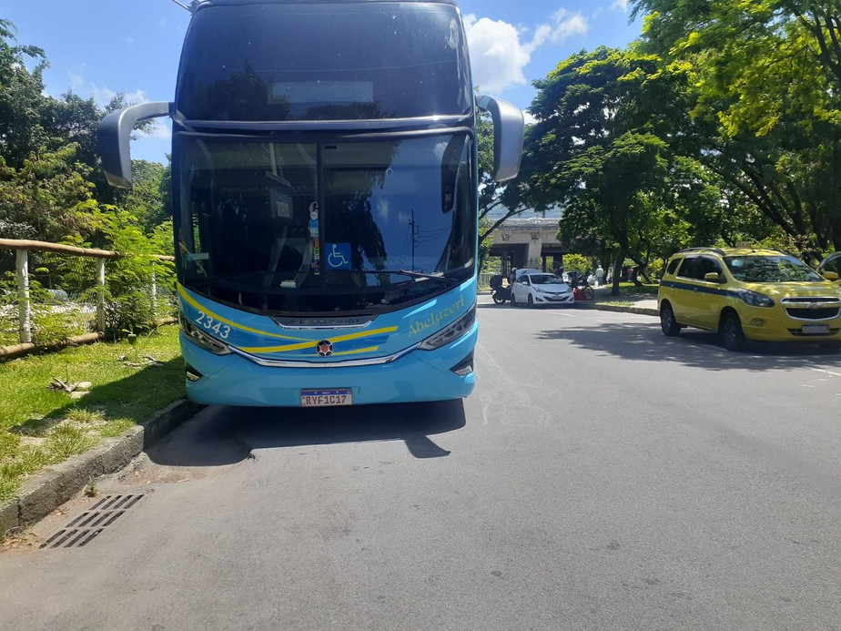 ônibus de turismo estacionado irregularmente na Praça Professor Souza Araújo, na Barra
