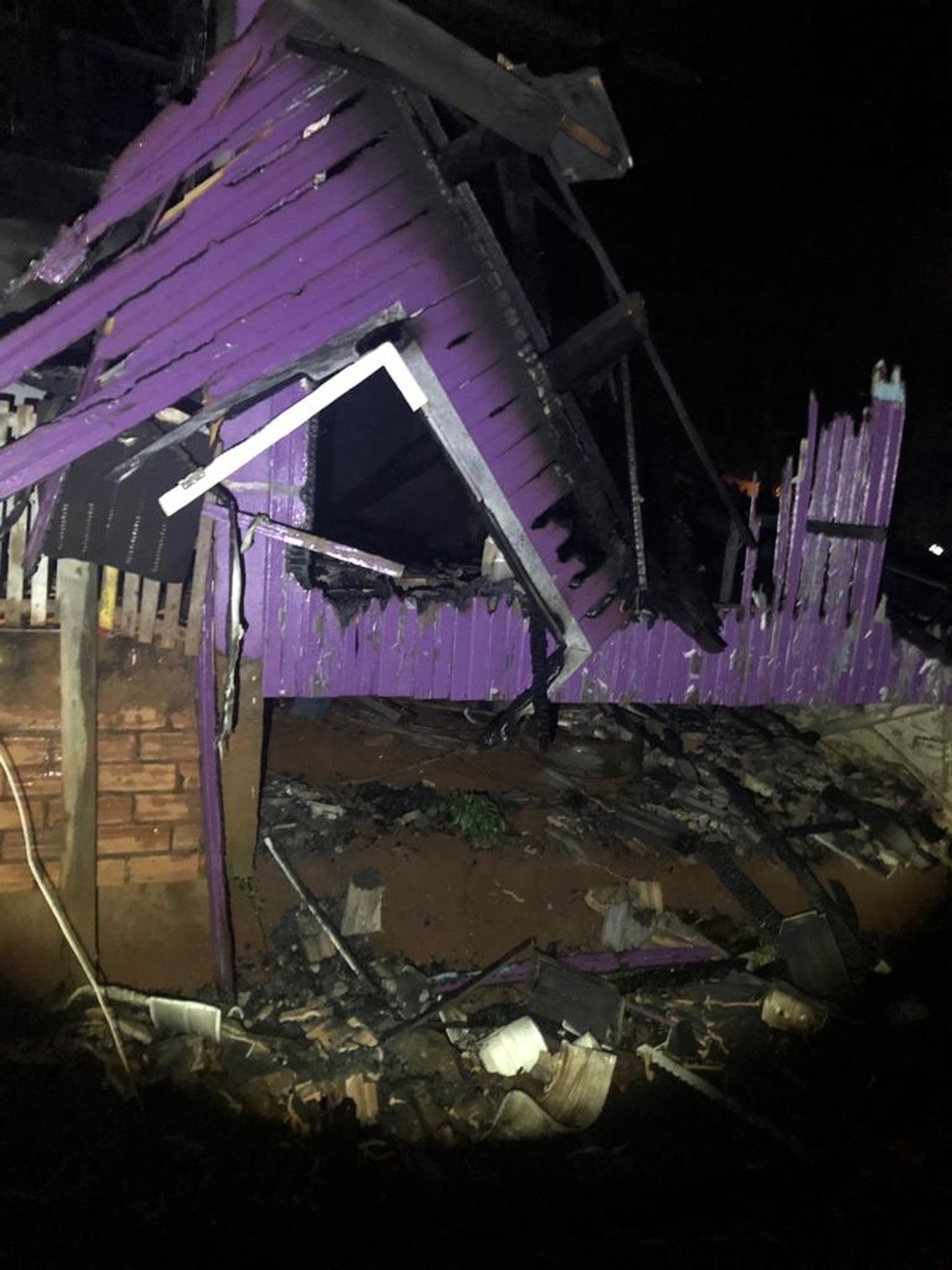 Casas ficaram danificadas por incêndio em Xaxim — Foto: PM/Divulgação
