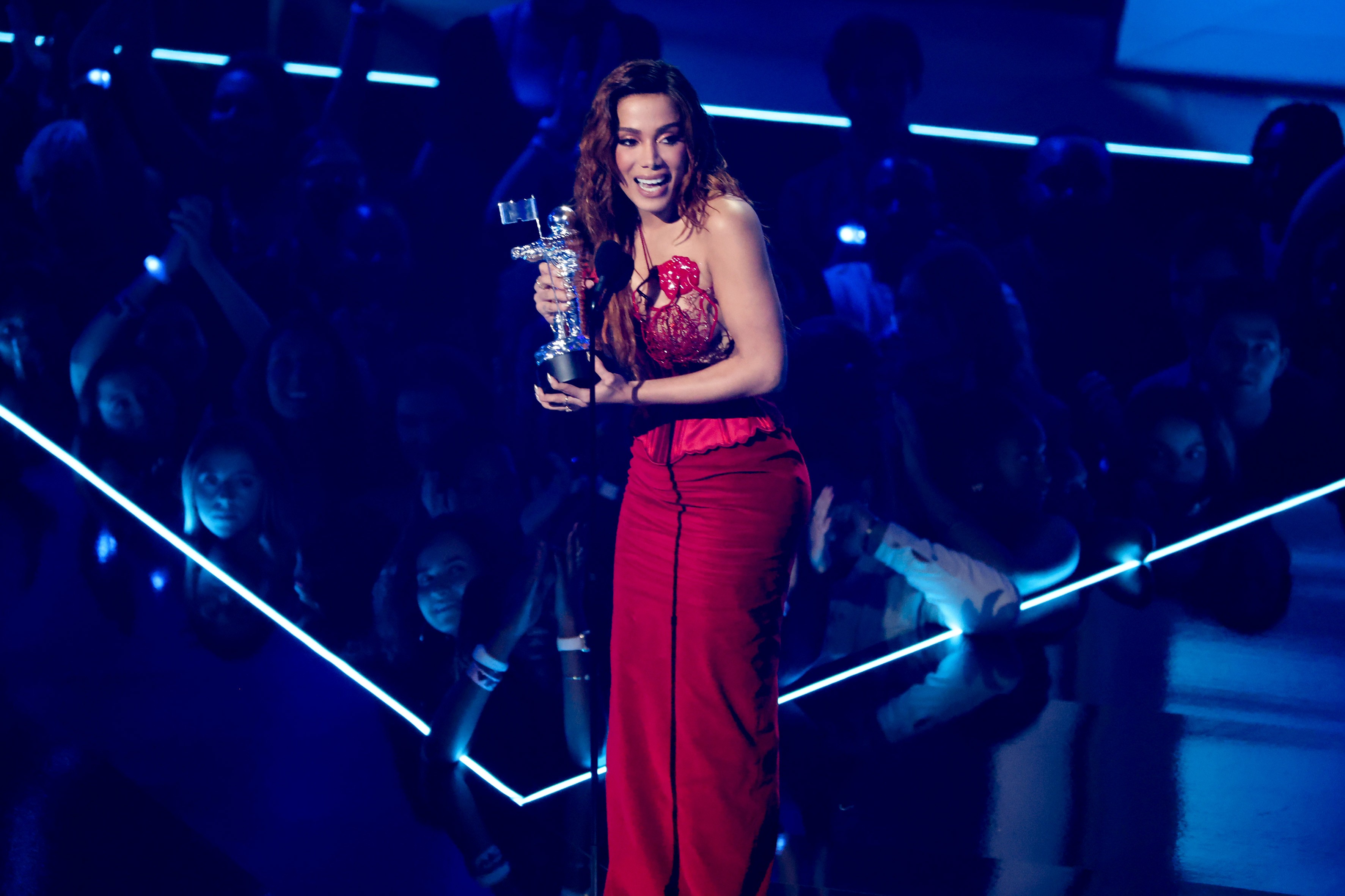 NEWARK, NEW JERSEY - AUGUST 28: Anitta accepts the Best Latin award for 'Envolver' onstage at the 2022 MTV VMAs at Prudential Center on August 28, 2022 in Newark, New Jersey. (Photo by Arturo Holmes/Getty Images) (Foto: Getty Images)
