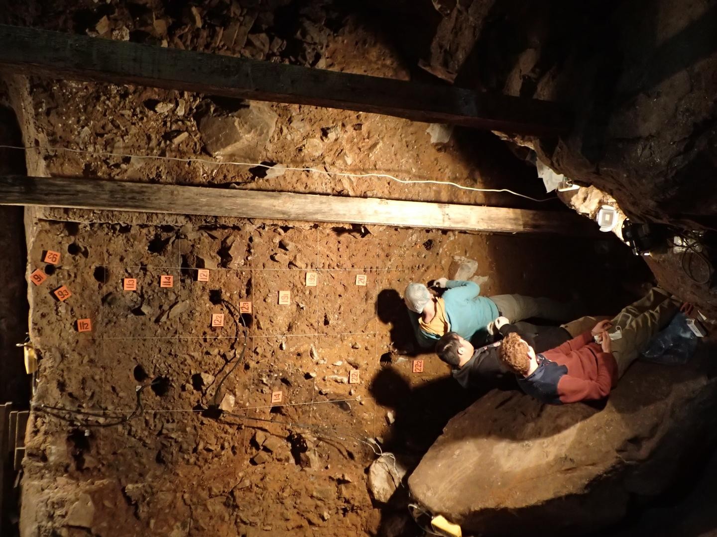 Pesquisadores Zenobia Jacobs, Bo Li e Kieran O'Gorman coletando amostras de sedimentos na câmara principal da Caverna Denisova (Foto: Richard G. Roberts)