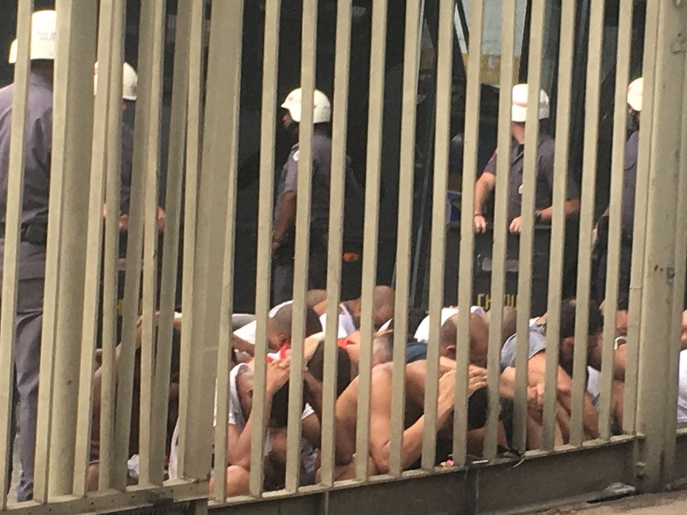 Torcedor detidos são colocados no chão (Foto: GloboEsporte.com)