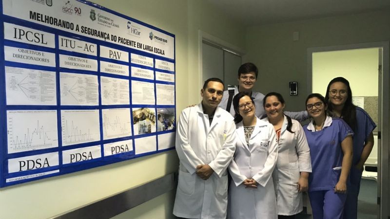 BBC Visita técnica realizada no Hospital Geral César Cals, em Fortaleza. No painel à esquerda, é possível ver os materiais informações sobre prevenção de infecções hospitalares (Foto: Divulgação)