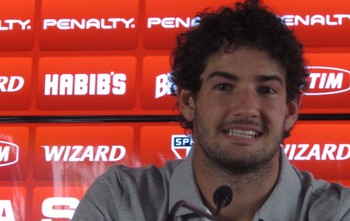 Alexandre Pato aprova grito da torcida do São Paulo: 'Eu me arrepiei'