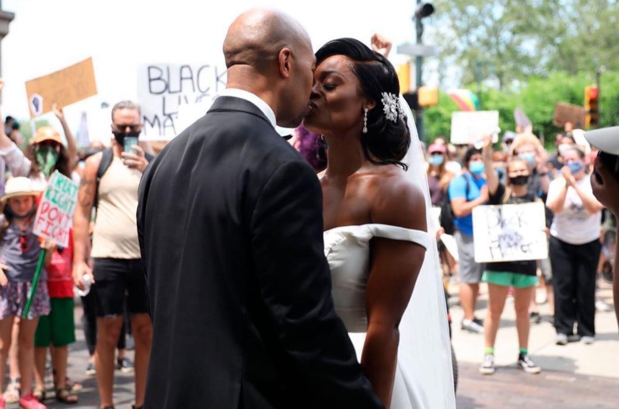 Casal se casa durante protesto antirracista nos EUA (Foto: Reprodução/ Instagram )