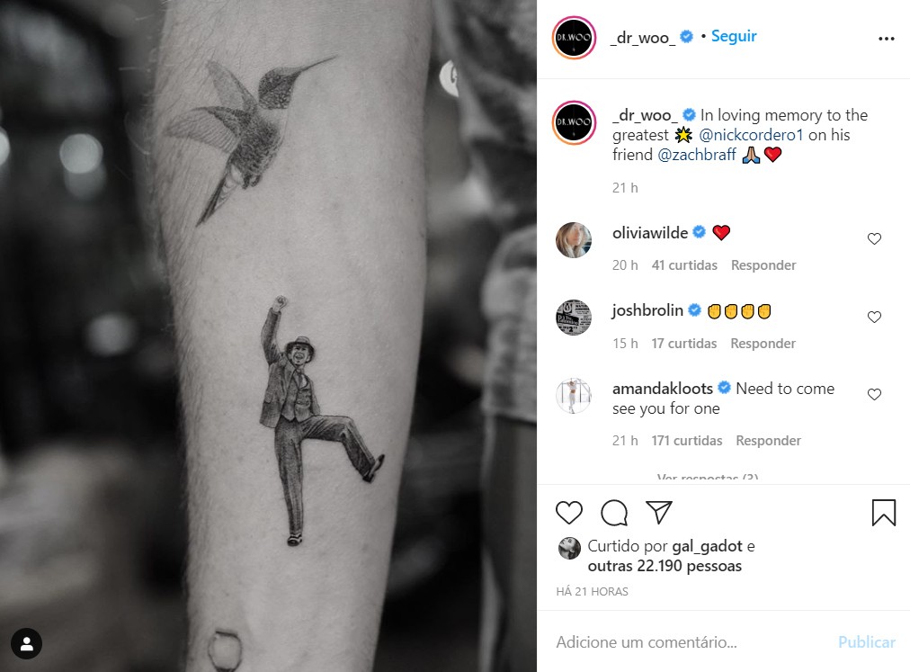 O ator Zach Braff fez uma tatuagem em homenagem ao seu amigo, Nick Cordero, que faleceu em julho de 2020 após ter tido complicações decorrentes da Covid-19 (Foto: Reprodução / Instagram)
