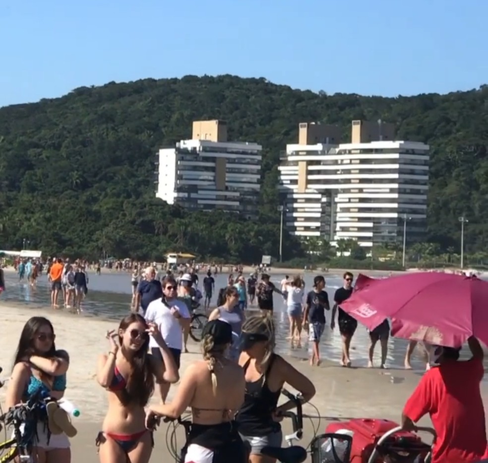 Praia da Riviera de S&atilde;o Louren&ccedil;o, em Bertioga, recebe centenas de banhistas mesmo com acesso restrito. &mdash; Foto: G1 Santos