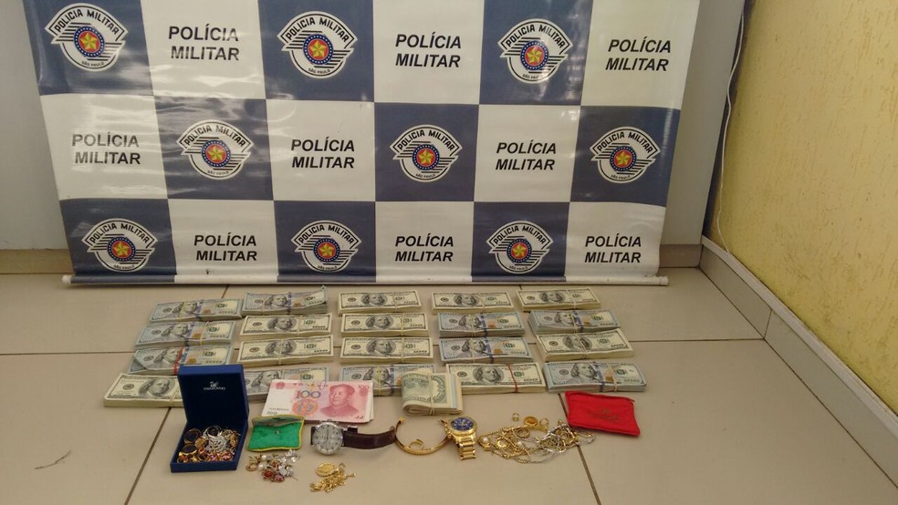 Dupla informou que havia furtado dinheiro em Foz do Iguaçu, diz polícia (Foto: Divulgação/PM Rodoviária)