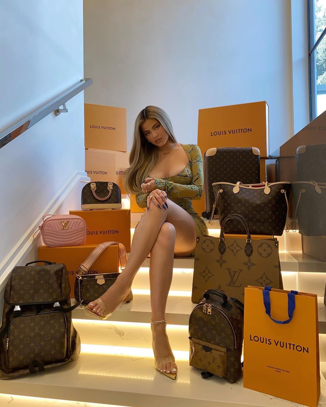 Kylie Jenner choca internautas com sorteio de US$ 70 mil e bolsas de luxo (Foto: Instagram)