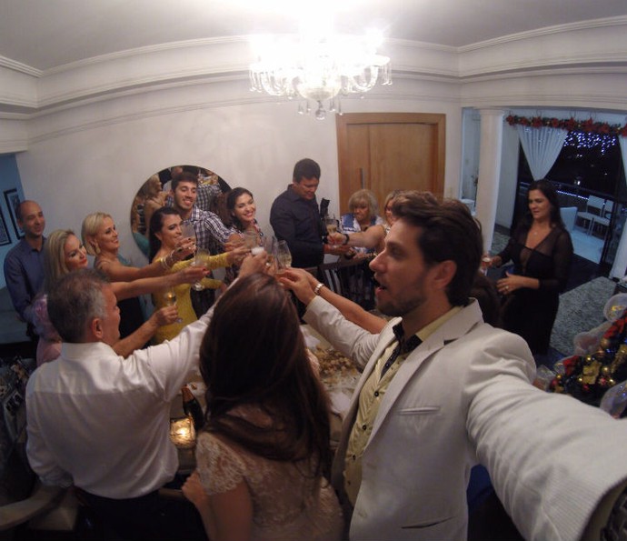 Familiares brindam com os noivos (Foto: Arquivo pessoal)