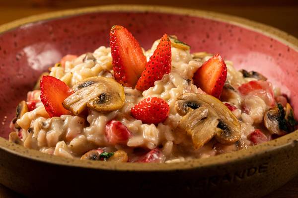 Artisani. O Risoto Tentação é o prato principal do menu plus: arroz arbóreo, vinho branco, cogumelos, morango e hortelã
