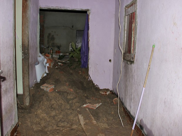 A casa da auxiliar de serviços gerais Marilene de Lima foi devastada pelo deslizamento de terra (Foto: Indiara Bessa/G1 AM)