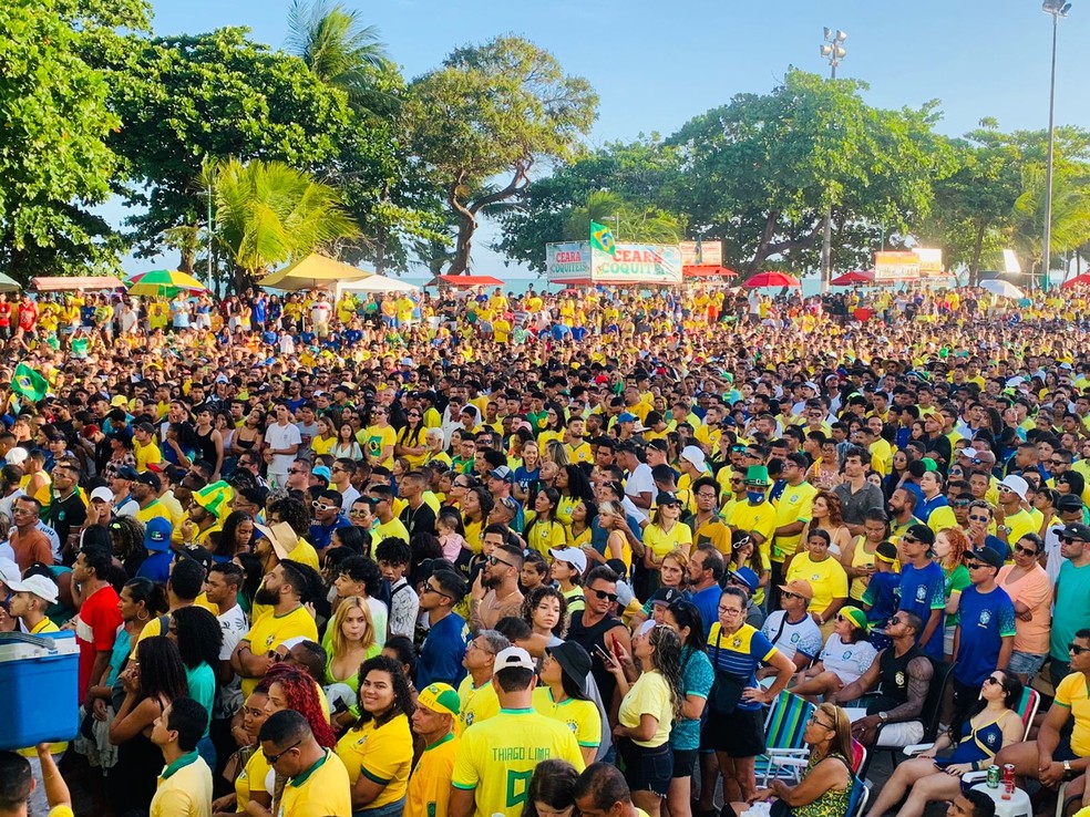 Torcedores na Praça Multieventos, na Pajuçara, Maceió, assistem à estreia do Brasil contra a Sérvia na Copa do Mundo — Foto: Vivi Leão/g1