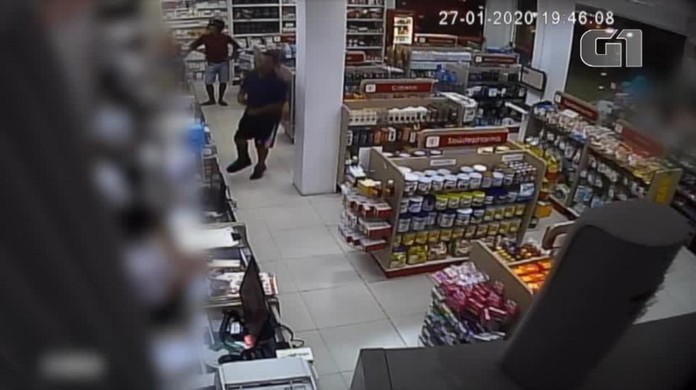 Criminoso assalta farmácia pulando em um pé só em Natal; veja vídeo | Rio  Grande do Norte | G1