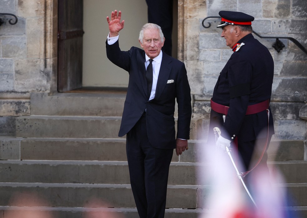 Rei Charles III acena para o público em frente ao castelo de Cardiff, no País de Gales — Foto: REUTERS/Molly Darlington