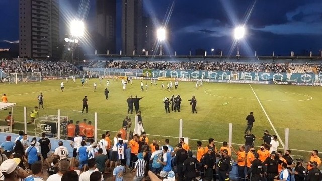 Torcedores do Paysandu invadem o gramado da Curuzu