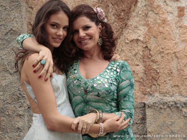Laura Neiva e Débora Bloch repetem parceria como filha e mãe  (Foto: TV Globo/ Saramandaia)