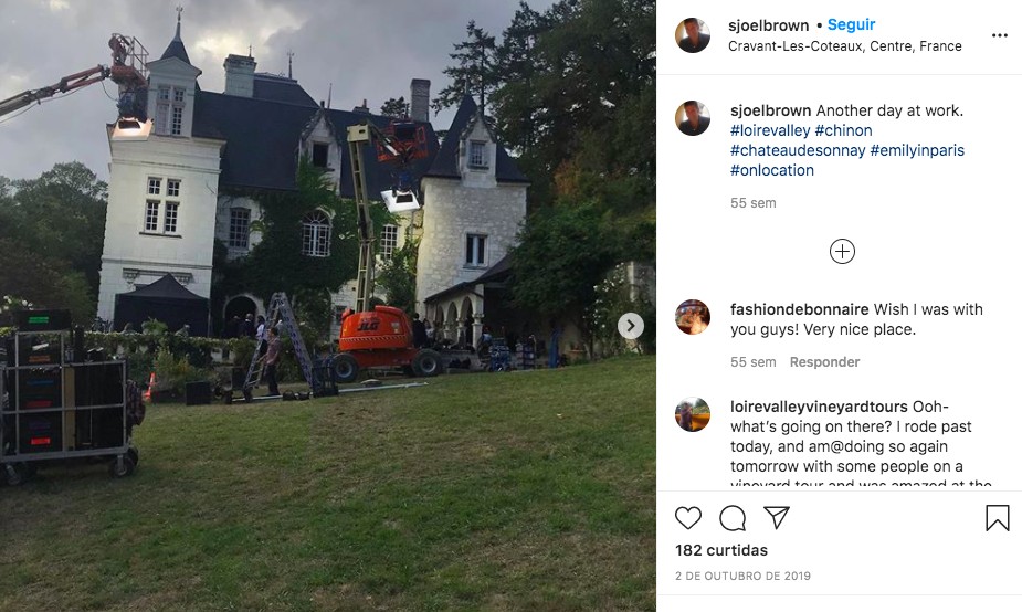 O produtor de Emily in Paris, Stephen Joel Brown, mostrou o château sendo usado na filmografia (Foto: Instagram / @sjoelbrown)