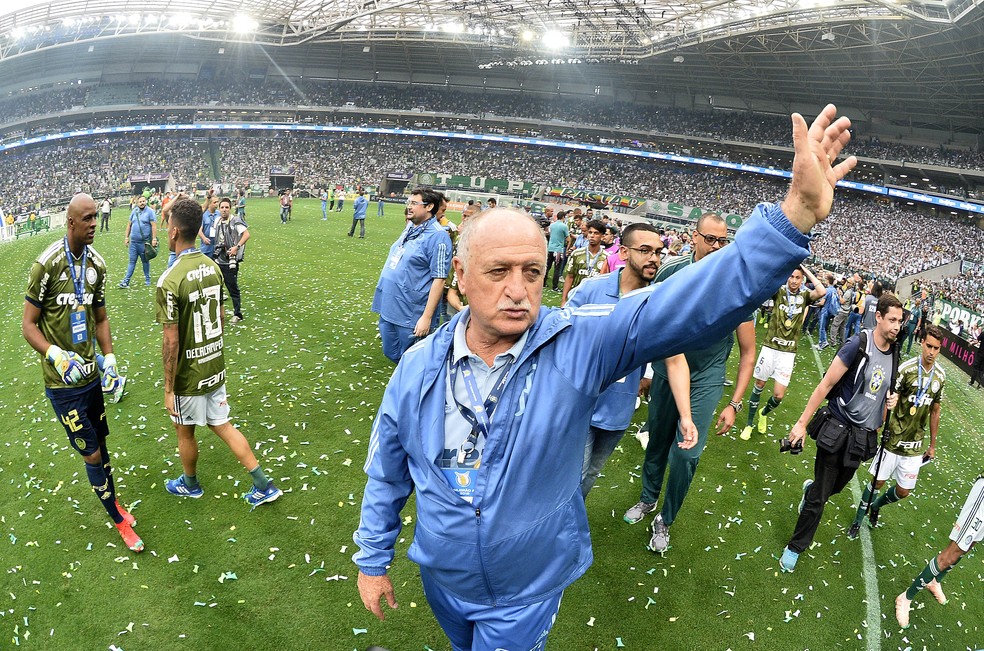 Felipão comemora o título brasileiro pelo Palmeiras — Foto: Marcos Ribolli