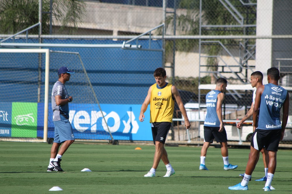 Expulsos em Gre-Nal e Kannemann participam de treino na reapresentação do Grêmio