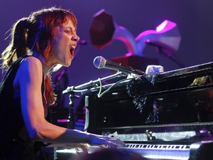 Fiona Apple se apresenta no festival texano South by South West na quarta-feira (14), em Austin, nos Estados Unidos. A cantora prepara o lançamento do CD 'The Idler Wheel is wiser' para junho. Será o primeiro álbum desde 2005 (Foto: AP/Jack Plunkett)